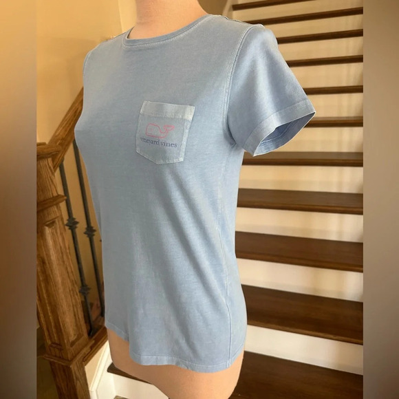 Vineyard Vines Light Blue Pocket Whale Graphic Tee Women’s Size XS - Picture 4 of 5